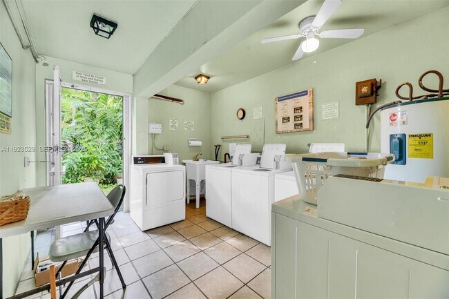 Building Photo - 1900 NE 8th Ct