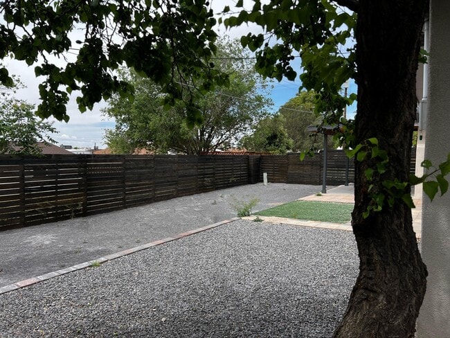 Building Photo - 905 La Charles Dr NE