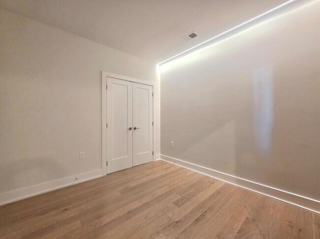 Building Photo - 737 Swann Ave