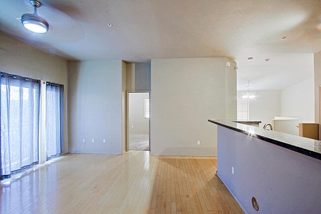 Building Photo - 2402 E 5th St