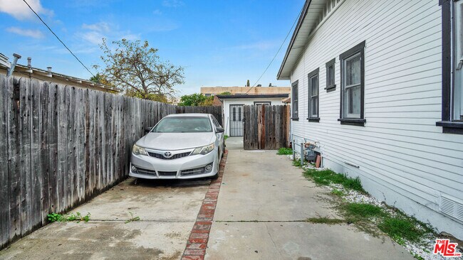 Building Photo - 705 S Adams St