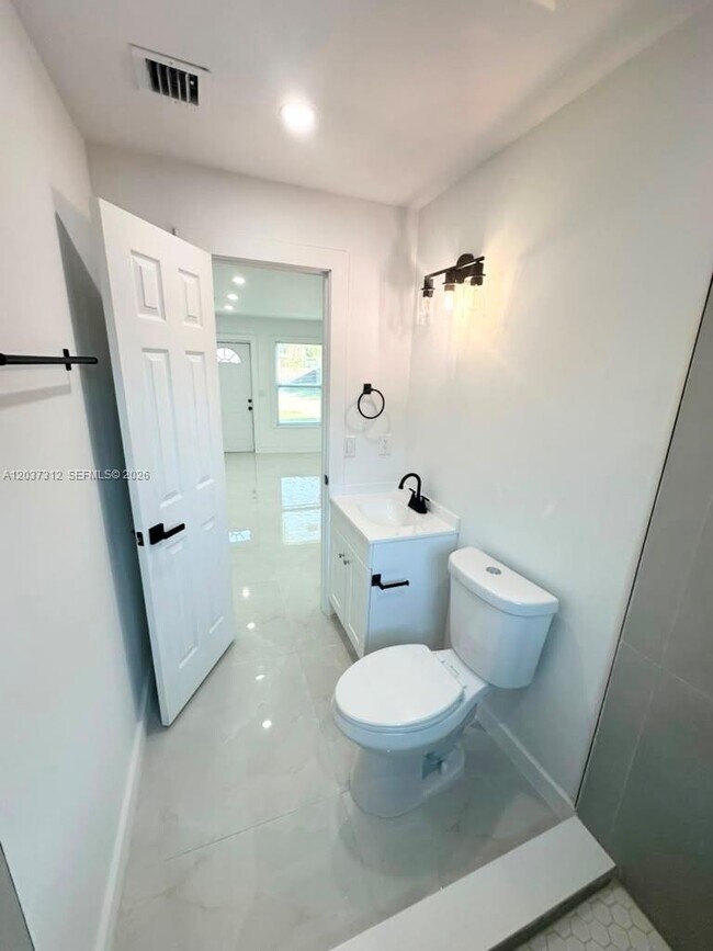Building Photo - 1473 NE 30th Ct