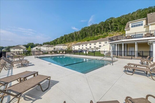 Building Photo - Envoy Townhouse with Tuscan Inspired Inter...
