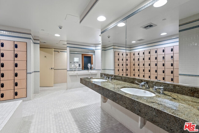 Building Photo - 13600 Marina Pointe Dr