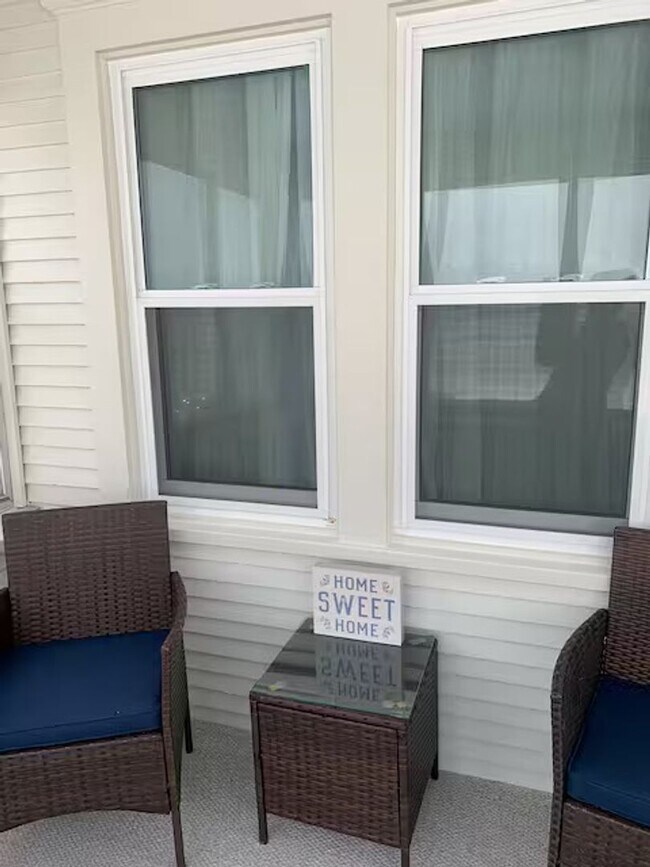 Building Photo - Spacious 5 Bedroom Available