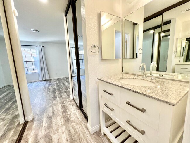 Building Photo - Stunning 2 bed/2 bath condo in the desirab...