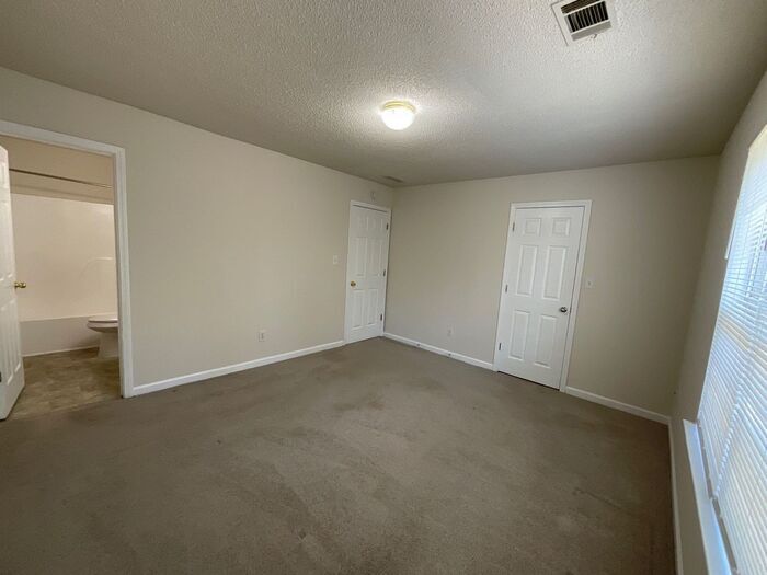 Building Photo - 1608 Hallmark Hills Dr