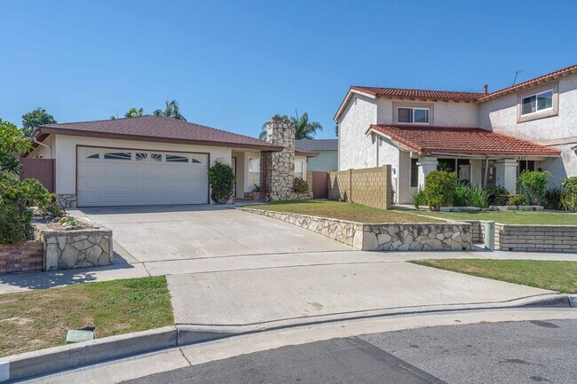 Building Photo - Spacious Single-Family Home with Yard!