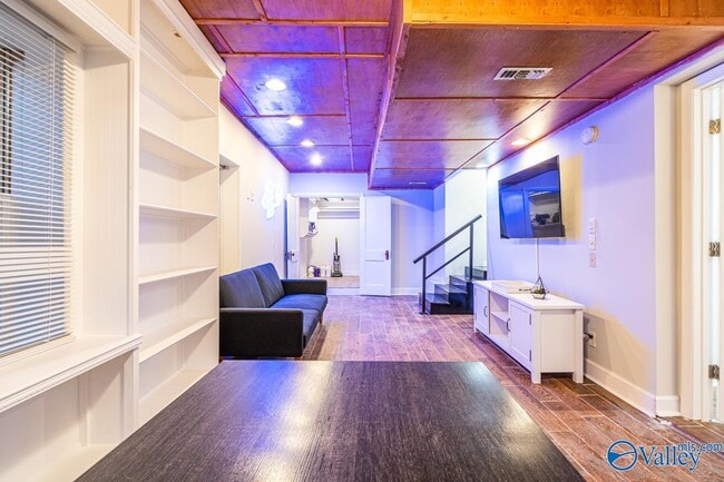 Building Photo - 702 Chambers Dr NE