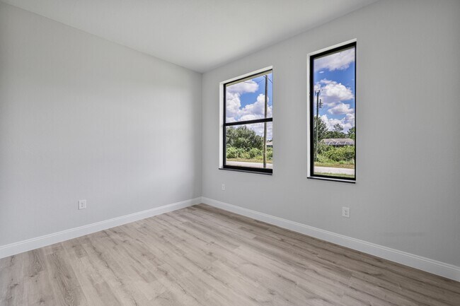 Building Photo - 556 Sherwood Ave S