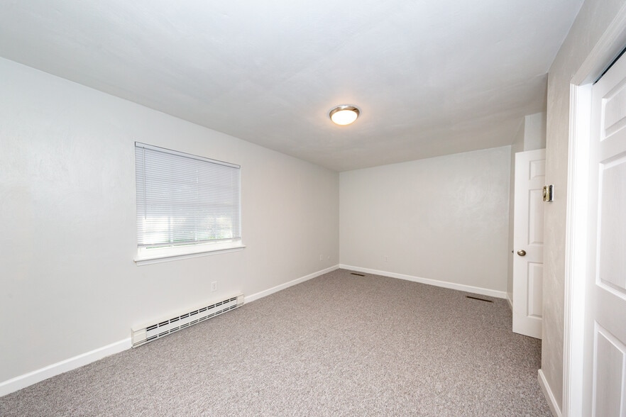 Building Photo - 9392 Pine Tree Rd