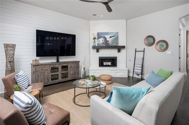 Building Photo - 16121 Golden Top Dr