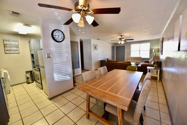 Building Photo - 710 Cantu, unit 4