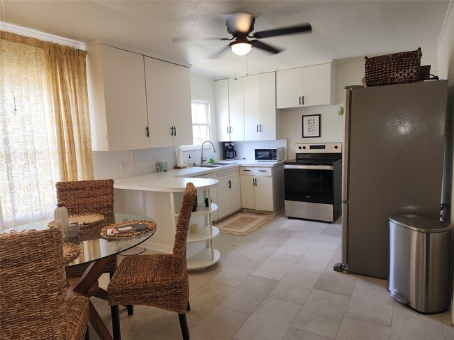 Building Photo - 1104 E Sycamore St