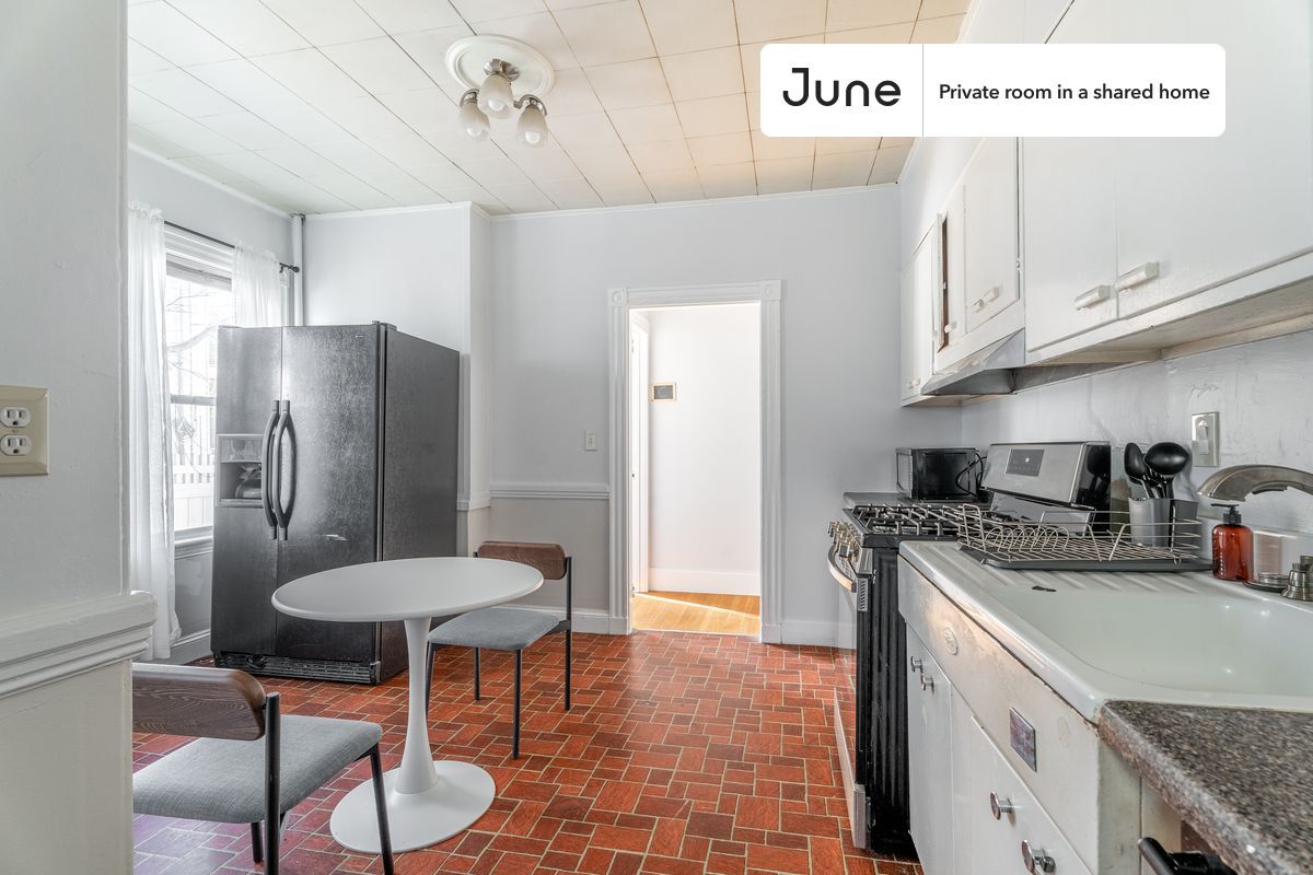 Building Photo - Room in Shared 3 bed/1 bath home