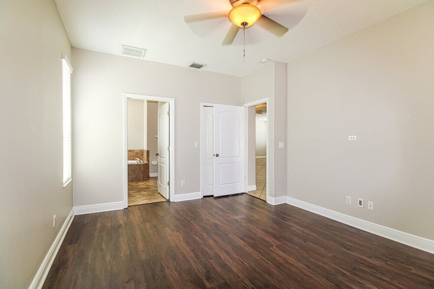 Building Photo - 12307 Cricklewood Dr