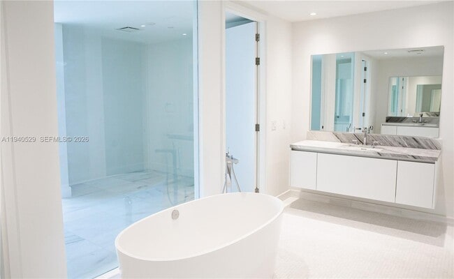 Building Photo - 700 NE 26th Terrace