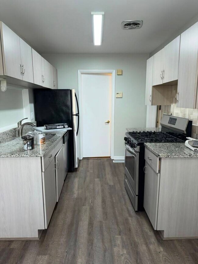 Building Photo - 302 Creekside Dr