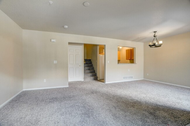 Building Photo - $1,795 - 2 bed/2.5 bath Townhome with new ...
