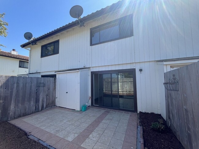 Building Photo - Newly renovated Townhome Grove Heights 1.5...