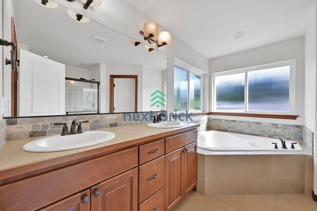Building Photo - 4 BED & 2.5 SINGLE FAMILY HOUSE FOR RENT