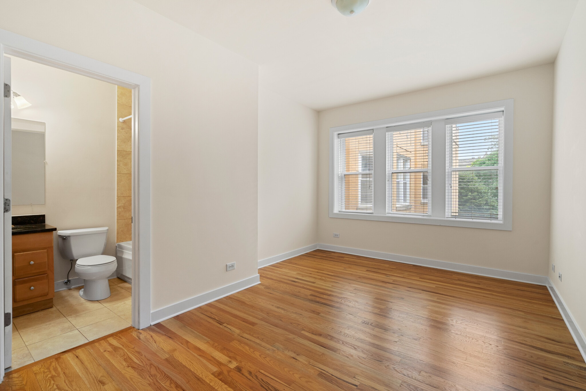 Building Photo - 1432 N Maplewood Ave