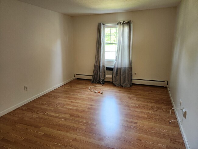 Building Photo - 1465 C Willard Ave