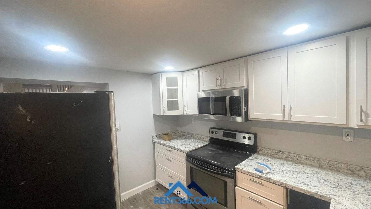 Building Photo - 405 E Norwegian St