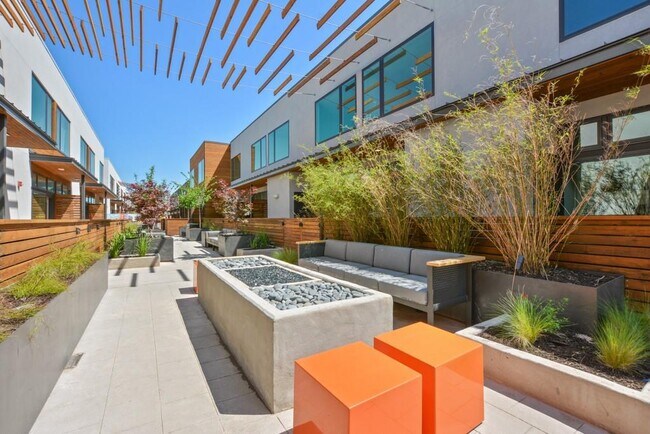 Building Photo - 2002 E 7th St