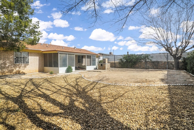 Building Photo - 5664 Longview Dr