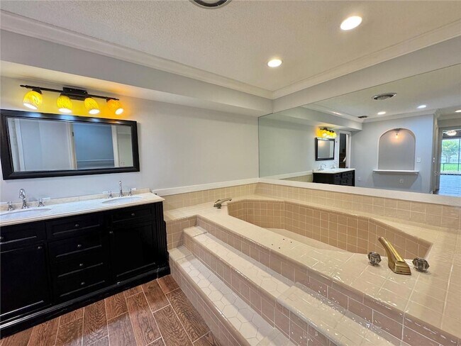 Building Photo - 2410 Hartridge Point Dr W