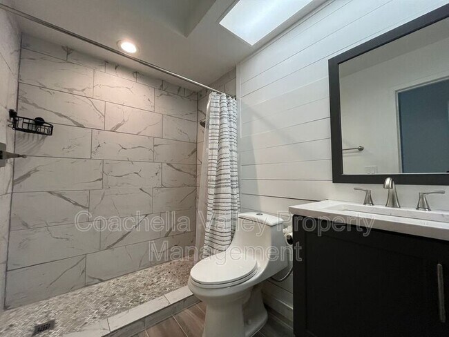 Building Photo - 289 Vista Royale Cir W