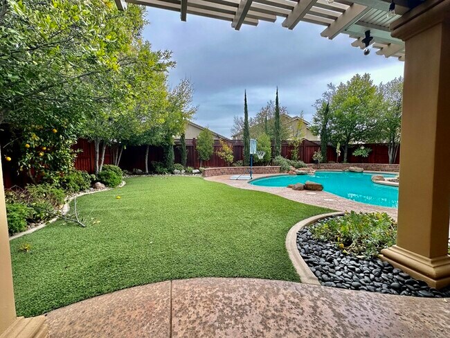 Building Photo - Must See This Beautiful 4 Bedroom 3 Bathro...