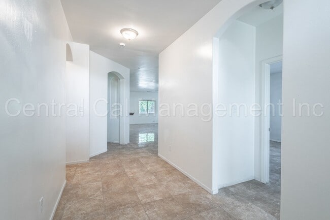Building Photo - 4 Bedroom, 2 Bath Home - $2450 per month!