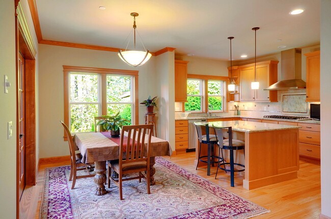 Building Photo - Stunning 5 bedroom Kirkland Home