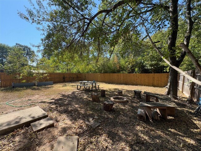 Building Photo - 609 Franklin Blvd