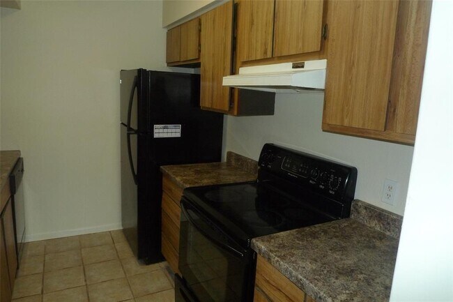 Building Photo - 16111 Aspenglenn Dr