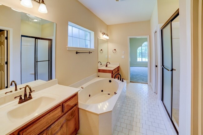 Building Photo - Beautiful home across from Jenks Middle Sc...