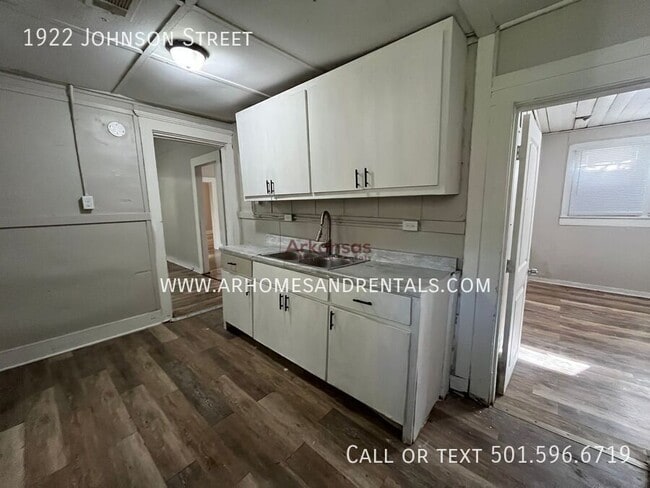 Building Photo - 1922 Johnson St