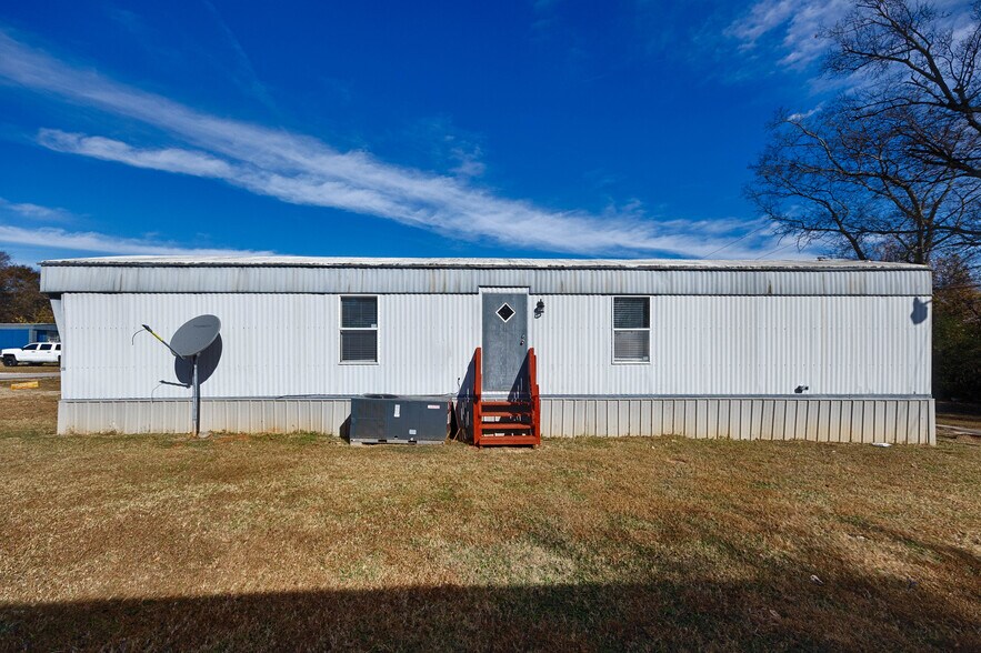 Building Photo - 2303 Highway 20