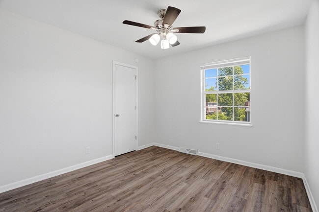 Building Photo - 405 Brewer Dr