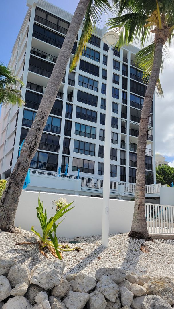 Building Photo - Beautifully renovated 2/2 condo downtown Sarasota with view of Bay!