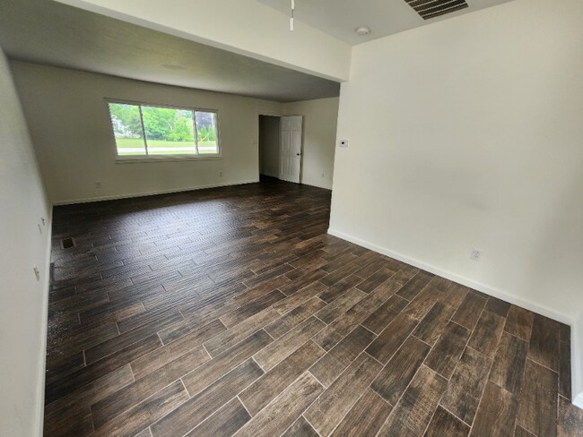 Building Photo - 753 Akron Blvd