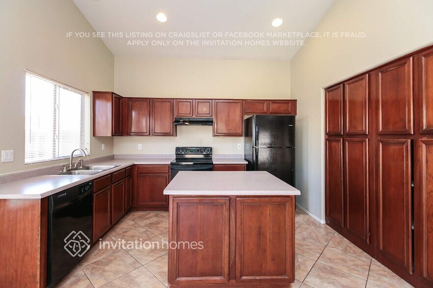 Building Photo - 11105 E Catalina Ave