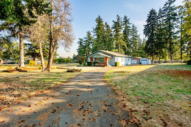 Building Photo - Spacious Lakewood Home with Basement & Outdoor Living **$1000 OFF FIRST MONTH'S RENT**