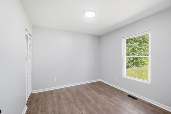 Building Photo - Newly Renovated Three Bed available to rent with move-in special!