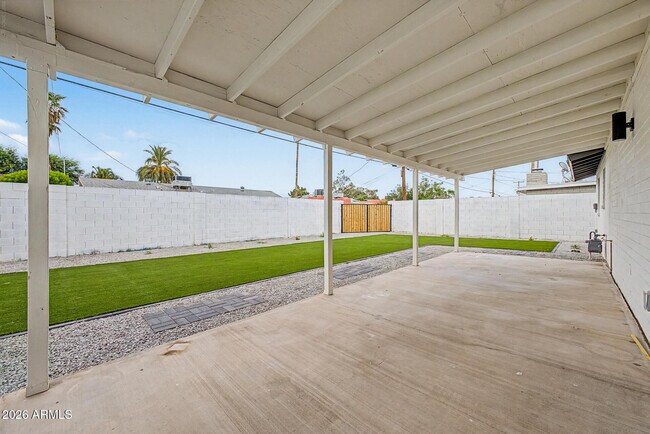 Building Photo - 8440 E Palm Ln
