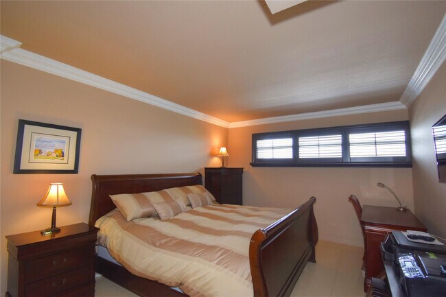 Building Photo - 1012 N Ocean Blvd