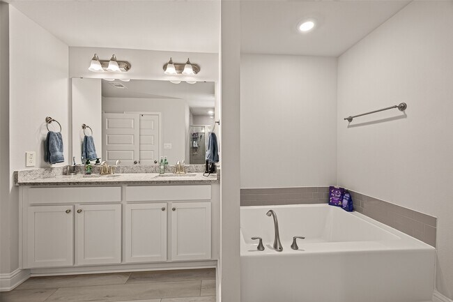 Building Photo - 2605 Golden Palms Ln