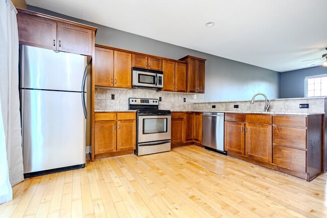 Building Photo - 3600 SE Glenstone Dr